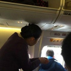 Um passageiro queria “apanhar ar” e abriu a porta… do avião