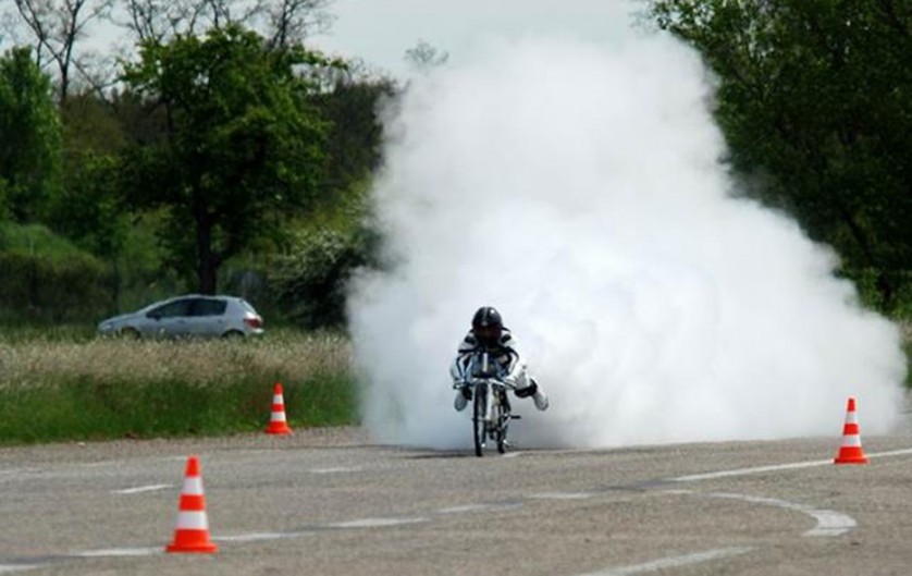 bicicleta-com-foguete-838x529