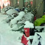 Japoneses fazem fila na neve para comprar «pacote surpresa» da Apple