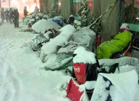 Japoneses fazem fila na neve para comprar «pacote surpresa» da Apple